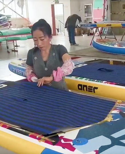 Collage du tapis EVA et des accessoires